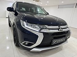 Mitsubishi Outlander 2.4 CVT 4WD Sunroof Facelift 2016 Blue Rear Entertainment